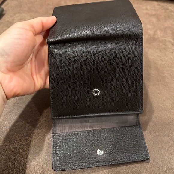 Black Compact Wallet with Textured Leather Design - Picture 14 of 15